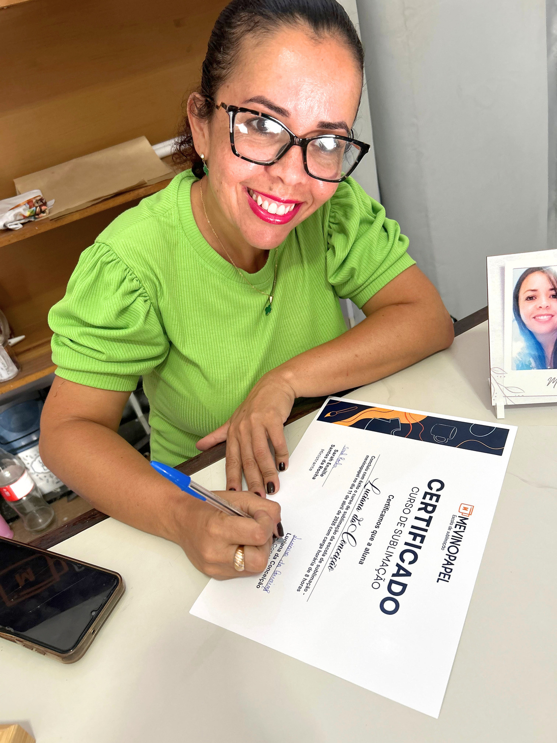 Aluna com kit personalizado