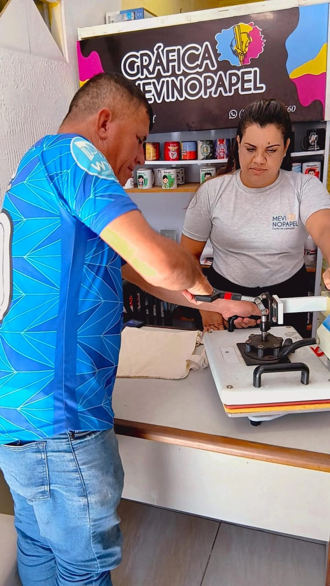Aluna com kit personalizado